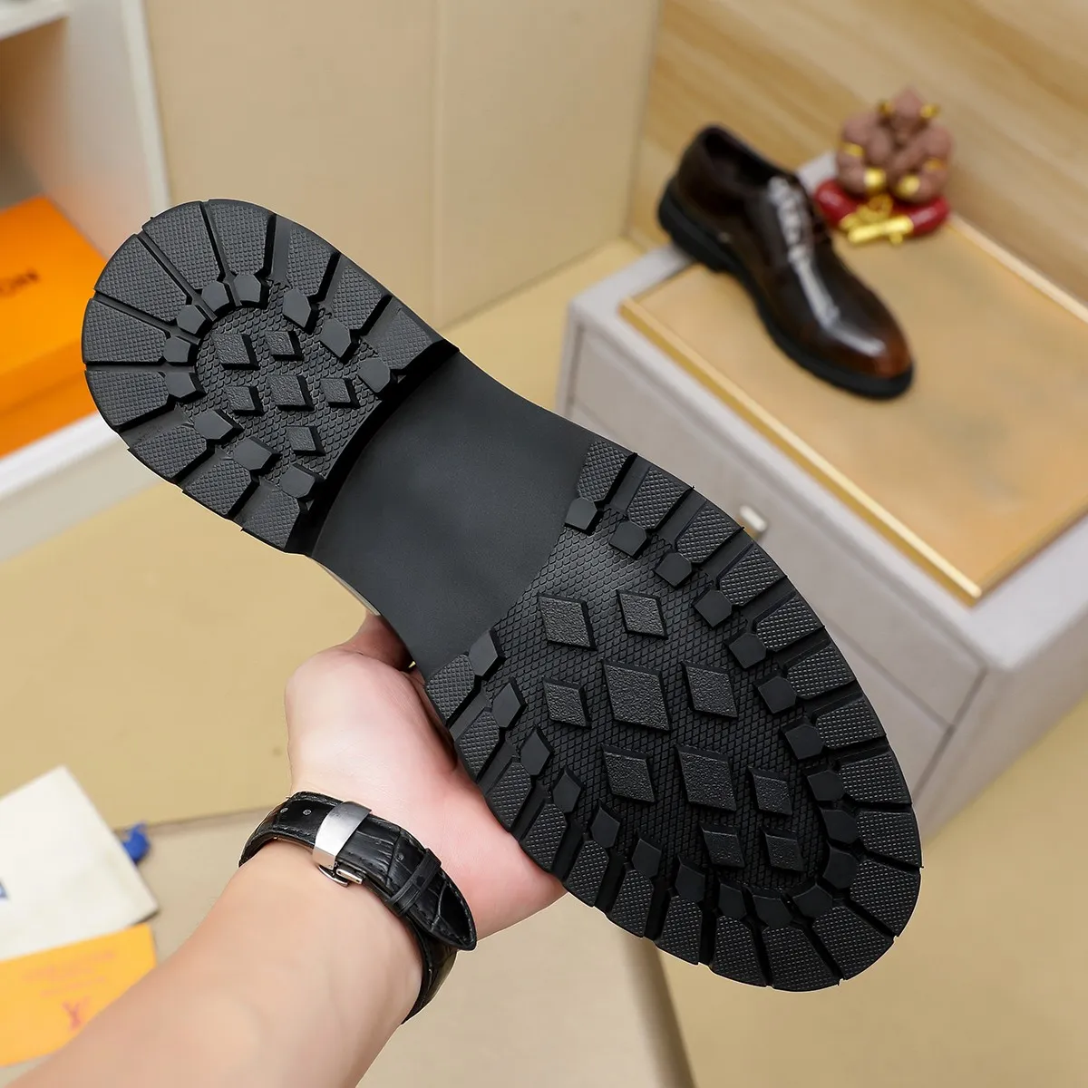 Men's shoes 💰660 💰 Louis Vuitton LV ® Autumn and Winter 🆕 models 🔛Full shoe counter First layer cowhide, 🐂Leather lined casual shoes for men, super soft outsole, essential for driving. Counter synchronization Original first layer cowhide Completely 1:1 mold customization 🌹Top version, 2 colors available! Number: 38-45 (37.46. Customized)